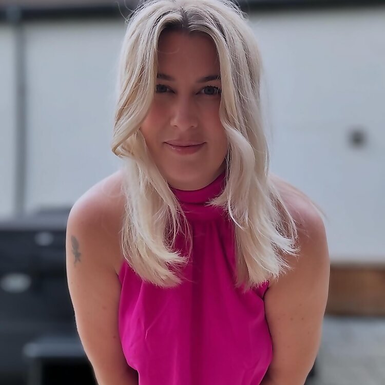 Zoe Bee