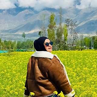 Kashmir Traveller influencer