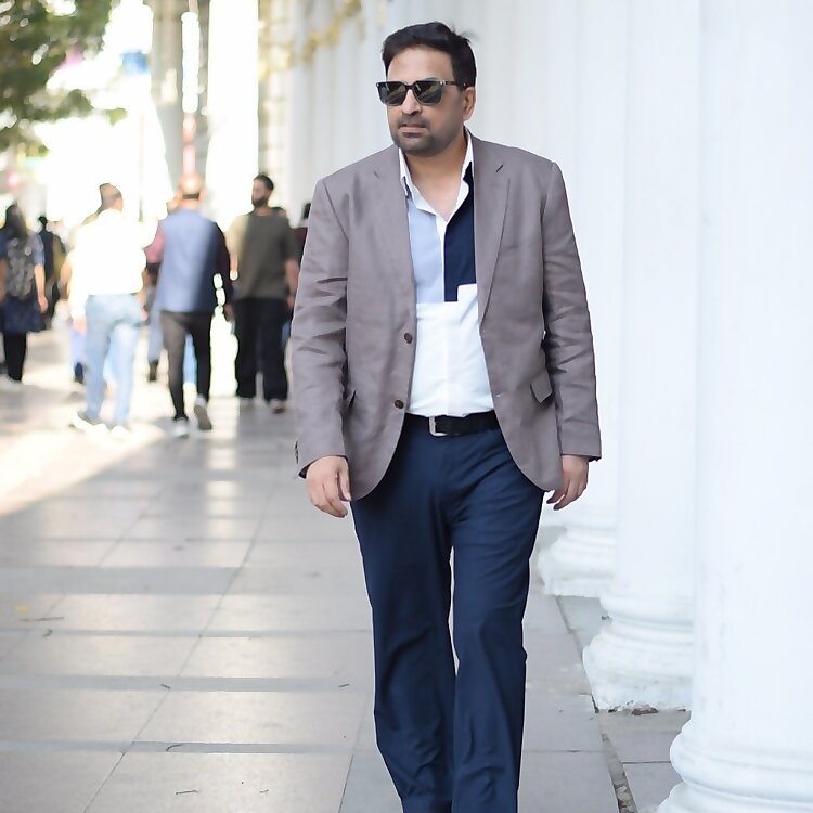 Dr Navneet Kalra