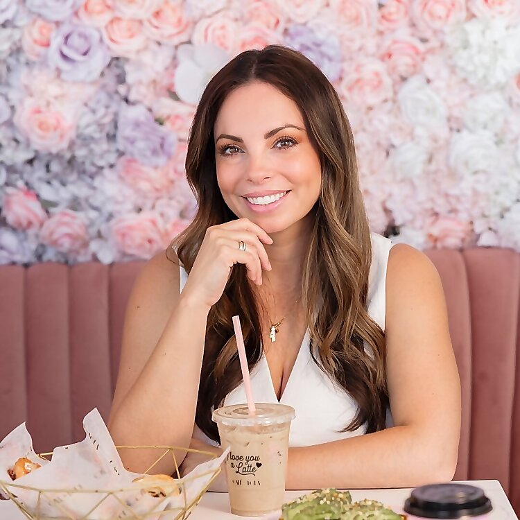 Dr. Alexandra Lourdes