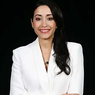 Dr. Thais Santana