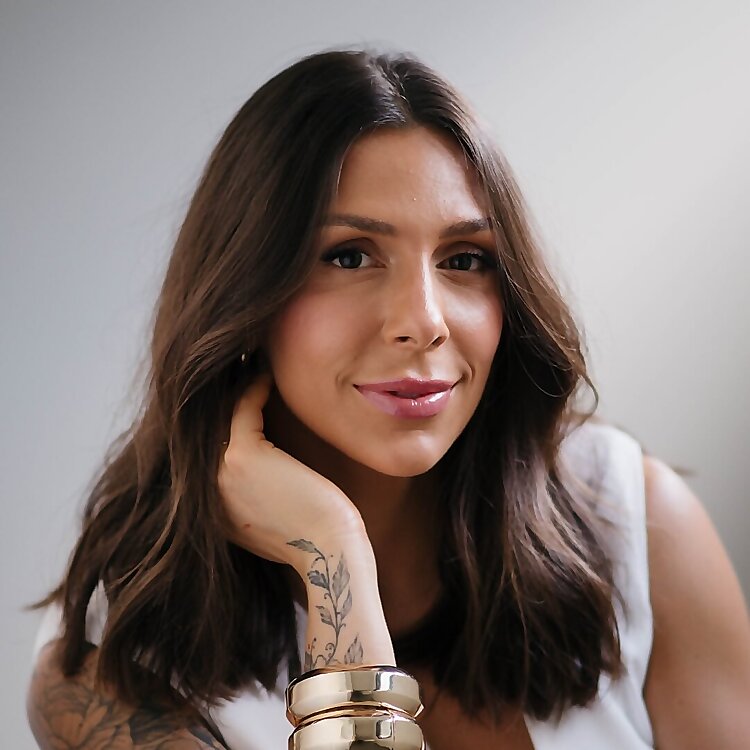 Victória Ferrari | High Business