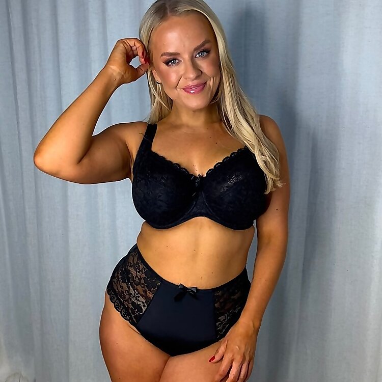 Samantha Pamela 