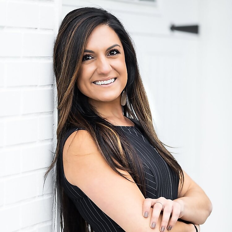 Kelly Lauren Bello 