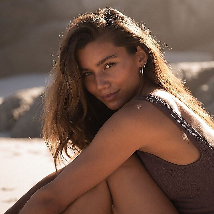 Lois Delinyah Kruiswegt