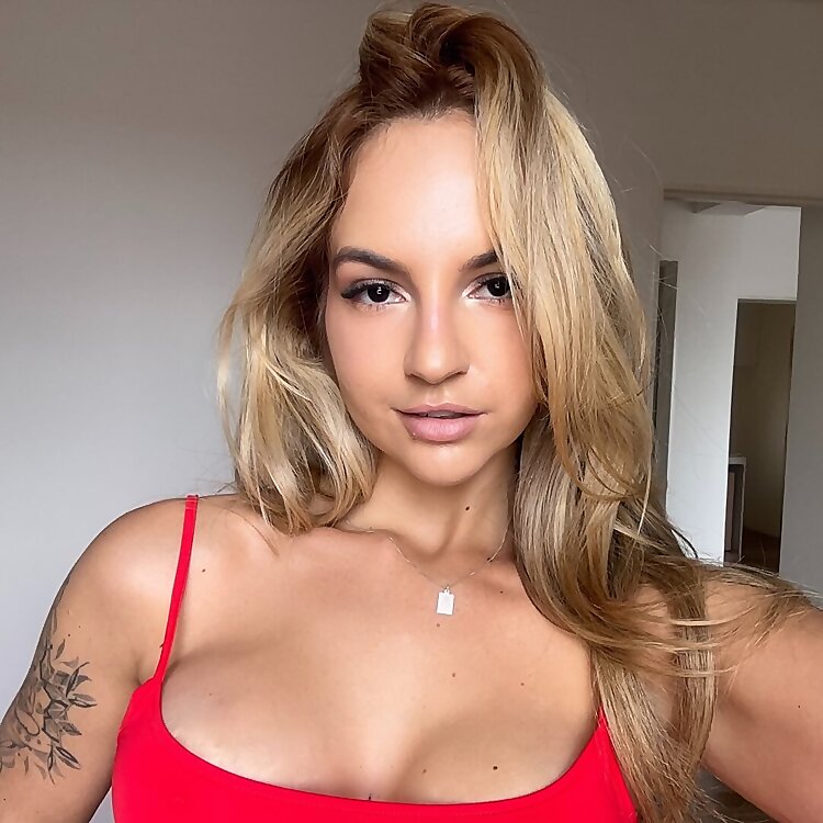 Mari Oliveira