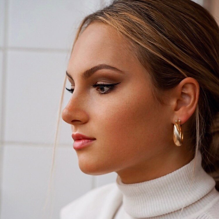  Alina