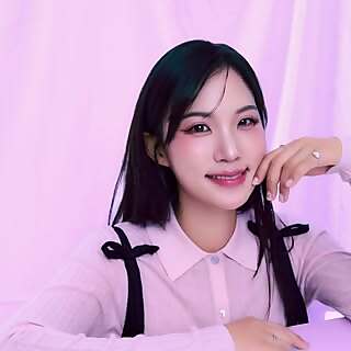 Liah Yoo 