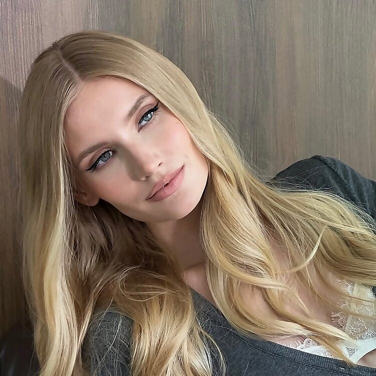 Yana Petrova 
