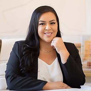 Valeria Flores