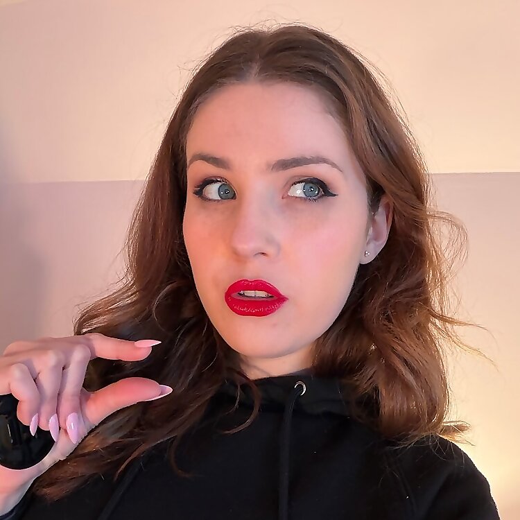 Larah Sky - Femdom