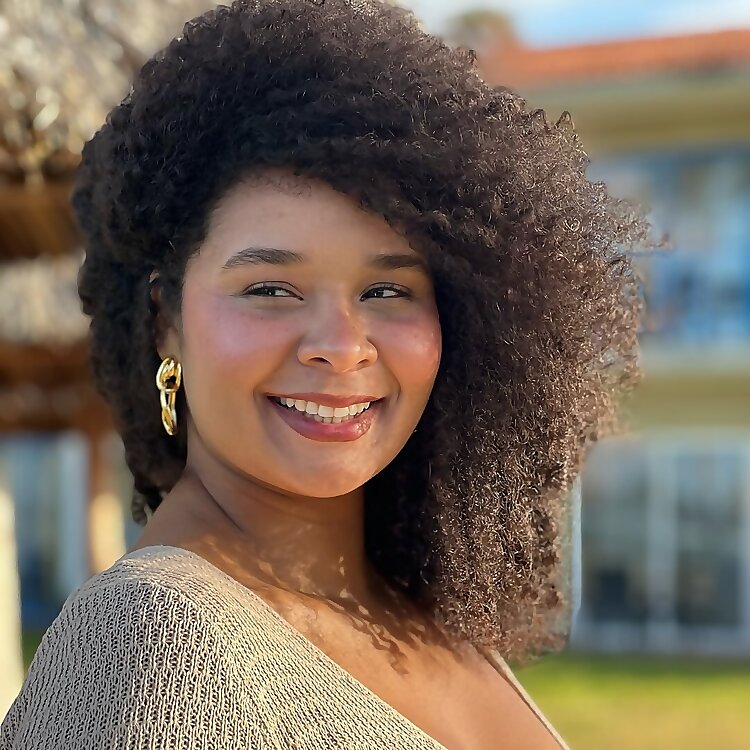 Ana Laura Oliveros