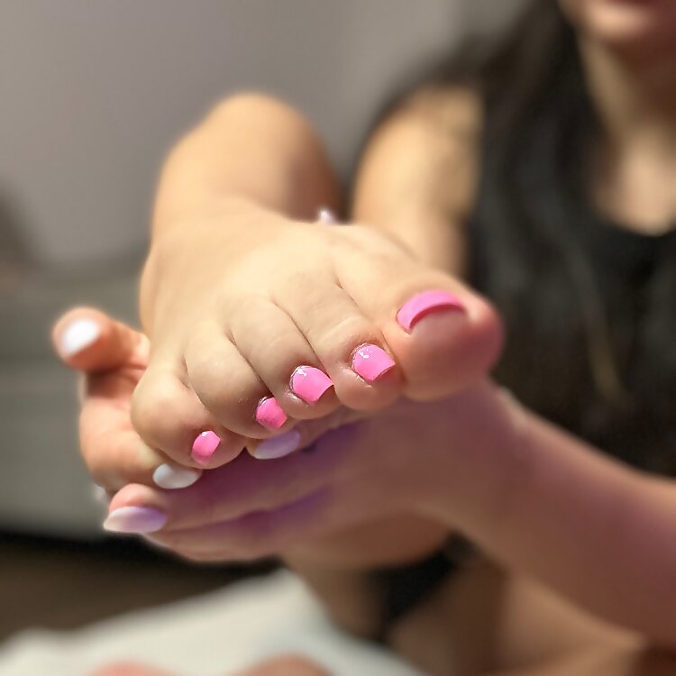 YOUR FAVORITE LATINA 👣