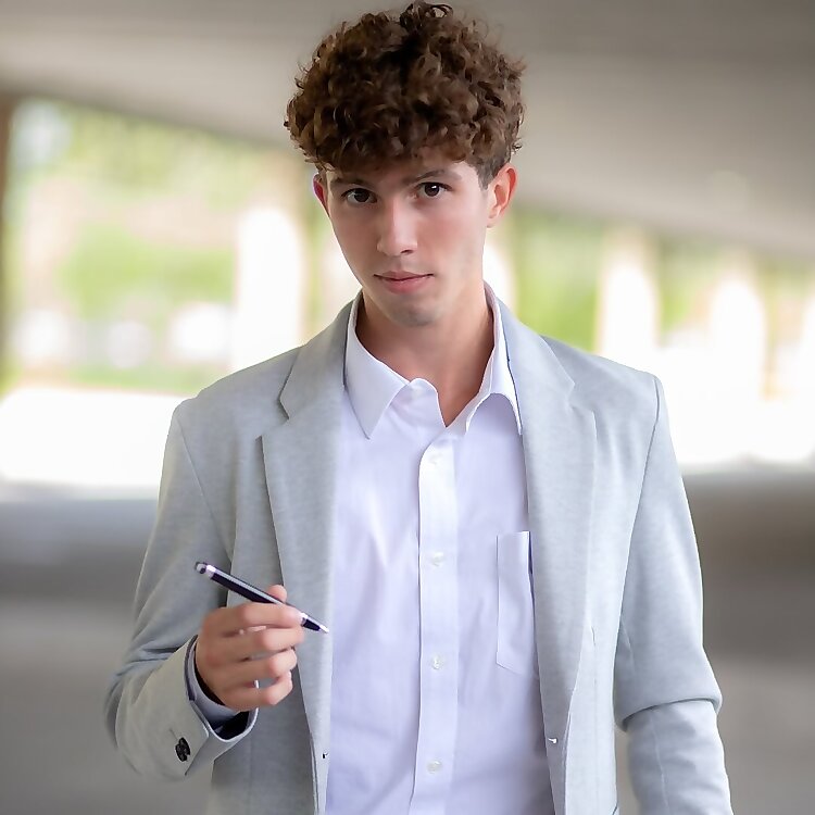 Realtor Alberto Tinedo