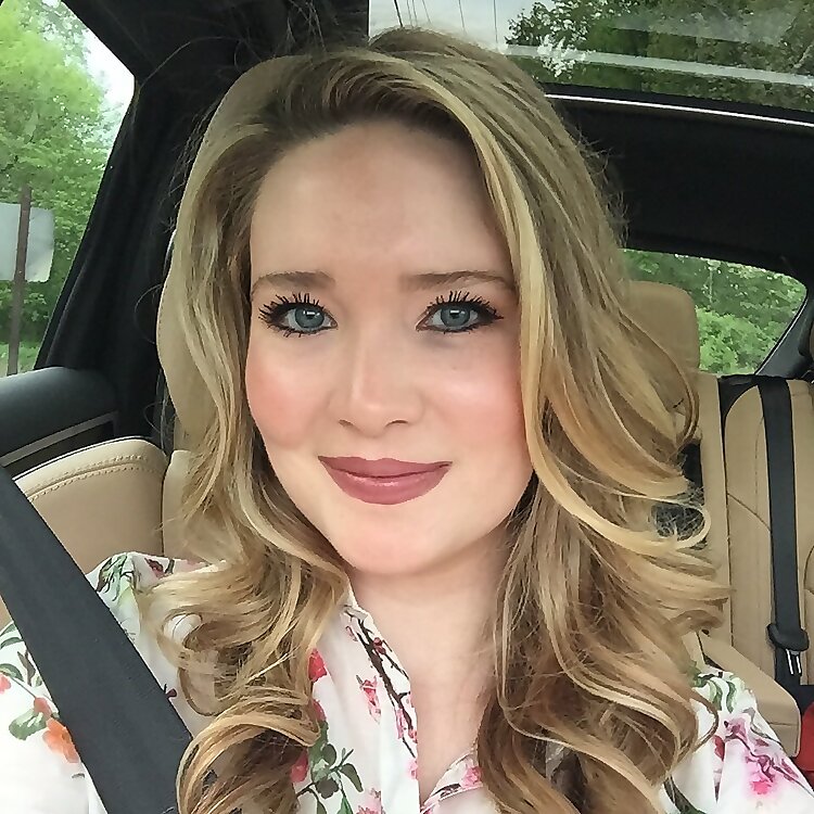 Sarah J Maas