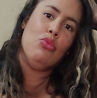 Queen Curvy Latina
