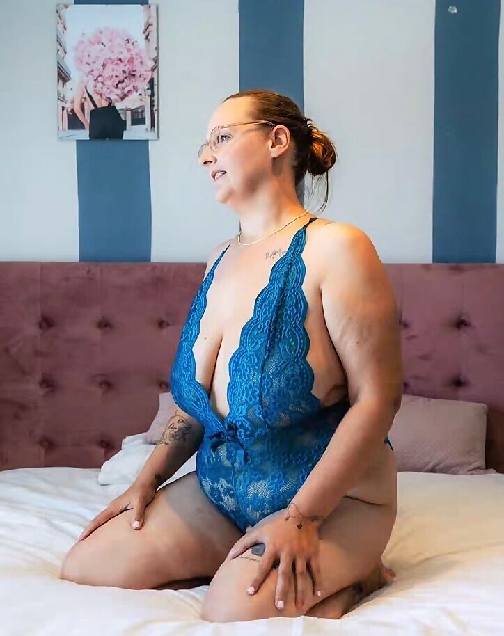 Curious Hot Mom 